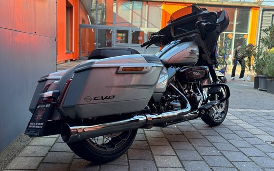 Gebrauchtmotorrad Harley-Davidson CVO Street Glide FLHXSE - Bild 3 Gebrauchtmotorrad Harley-Davidson CVO Street Glide FLHXSE - Bild 3