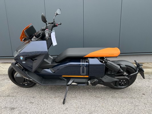 BMW CE 04 (imperial-blau metallic) - Bild 4