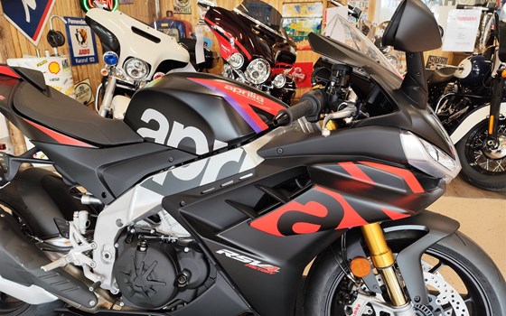 Neufahrzeug Aprilia RSV4 1100 Factory - Bild 7 Neufahrzeug Aprilia RSV4 1100 Factory - Bild 7