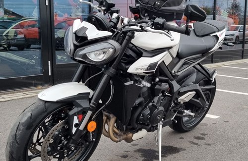 Gebrauchtmotorrad Triumph Street Triple R