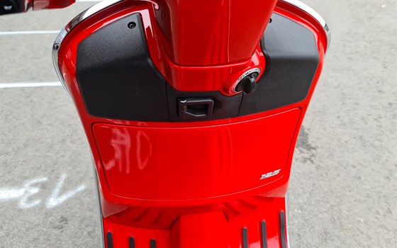 Neufahrzeug Vespa GTS 125 Super - Bild 7 Neufahrzeug Vespa GTS 125 Super - Bild 7