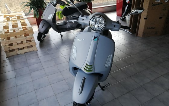 Gebrauchtmotorrad Vespa GTS 300 hpe Super Tech - Bild 2 Gebrauchtmotorrad Vespa GTS 300 hpe Super Tech - Bild 2