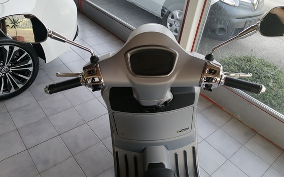 Gebrauchtmotorrad Vespa GTS 300 hpe Super Tech - Bild 5 Gebrauchtmotorrad Vespa GTS 300 hpe Super Tech - Bild 5