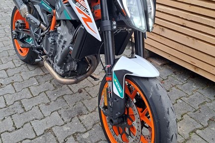 KTM 890 Duke R