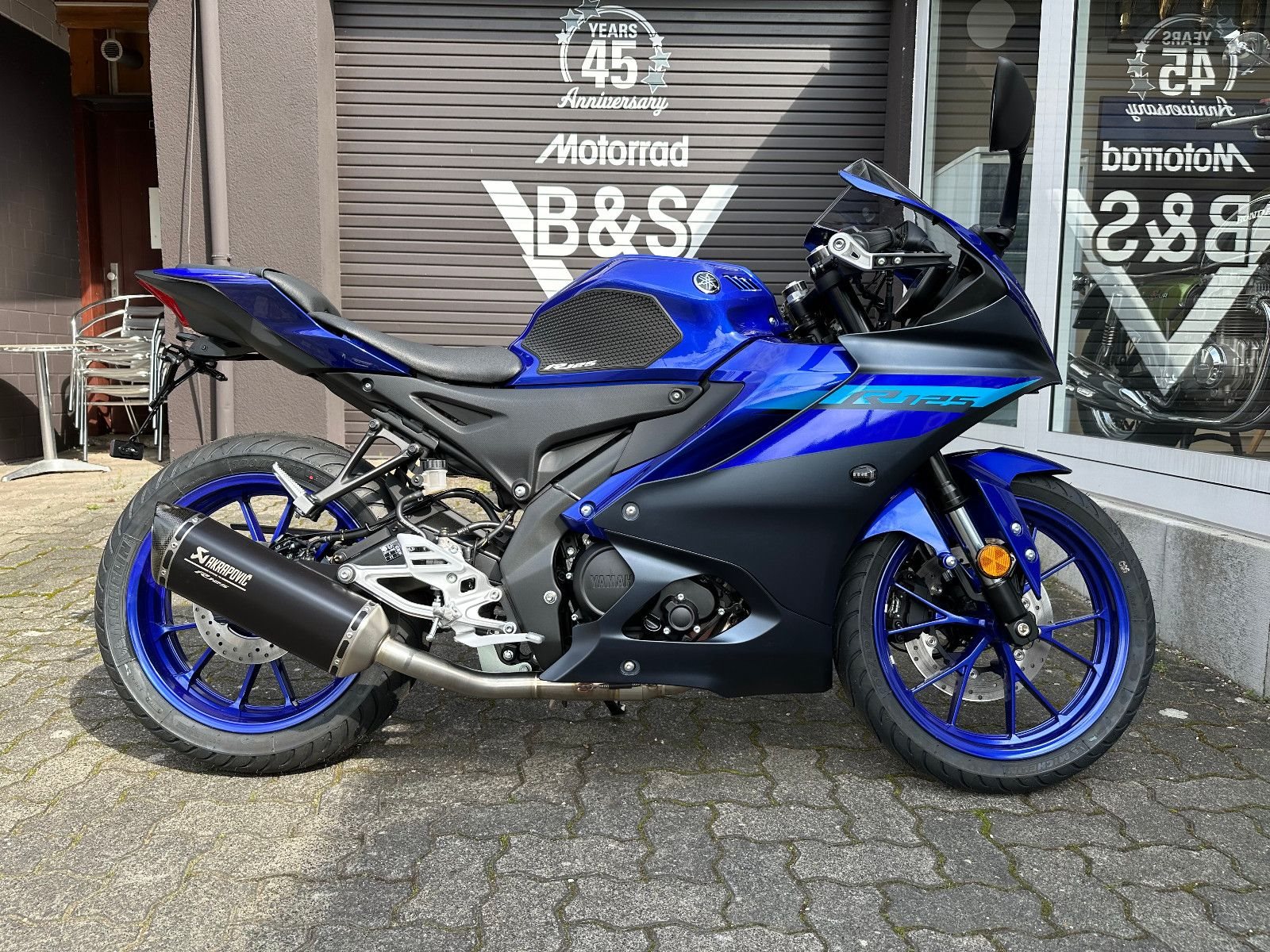 Yamaha R125<br />YZF-R125 Akra Zubehör im Wert von 2800.-€!