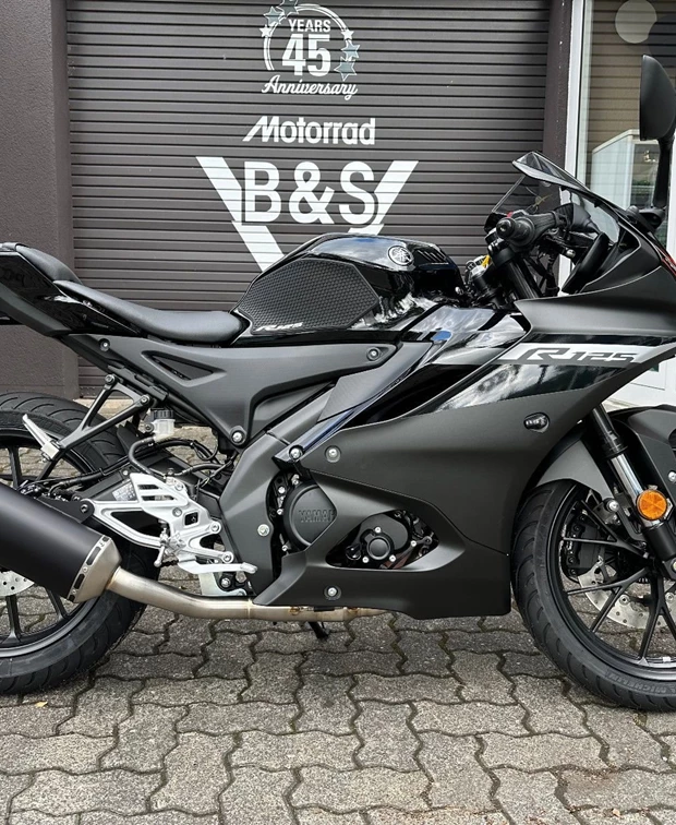 Yamaha R125<br />YZF-R125 Akra Zubehör im Wert von 2800.-€!