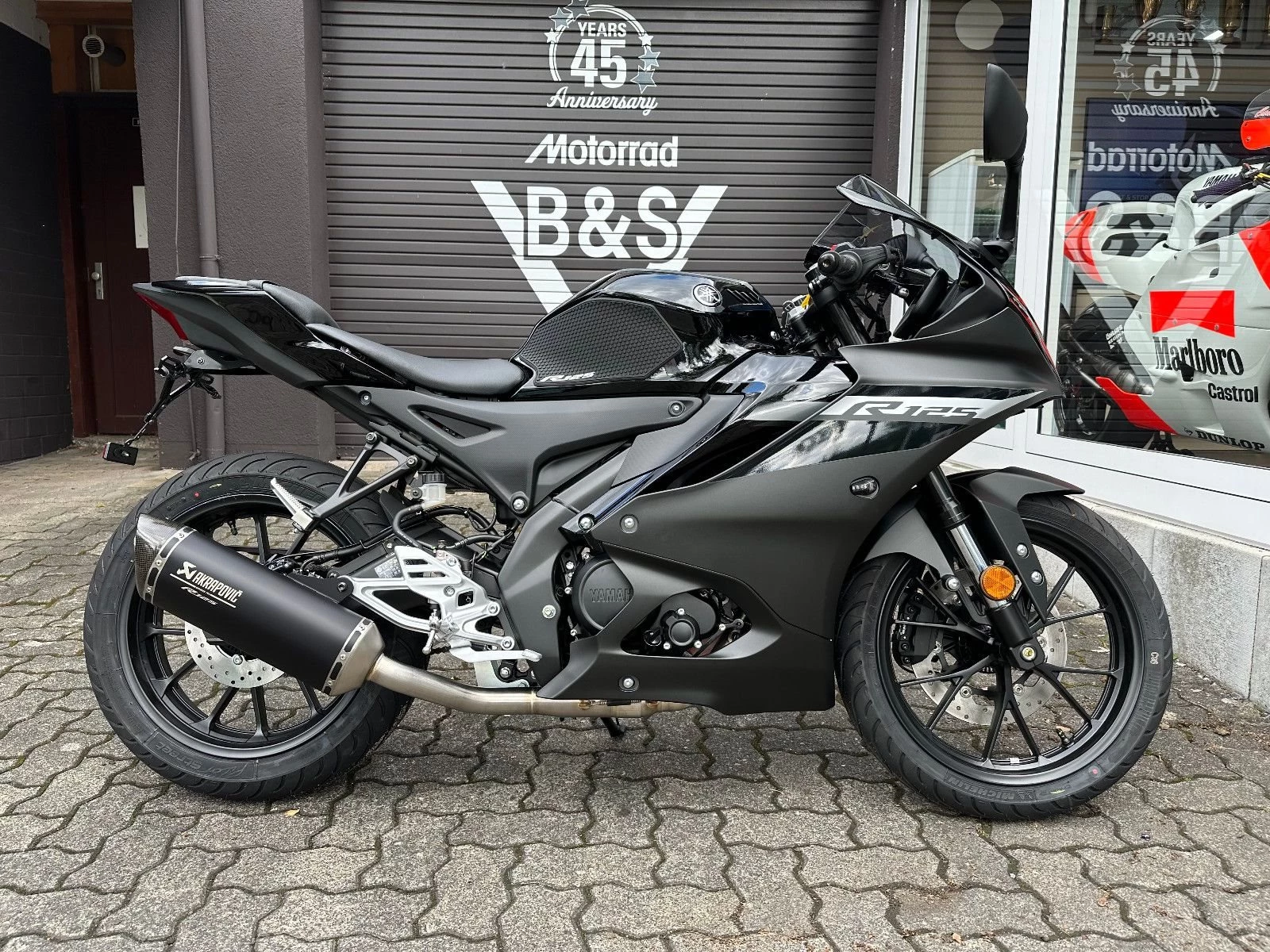 Yamaha R125<br />YZF-R125 Akra Zubehör im Wert von 2800.-€!