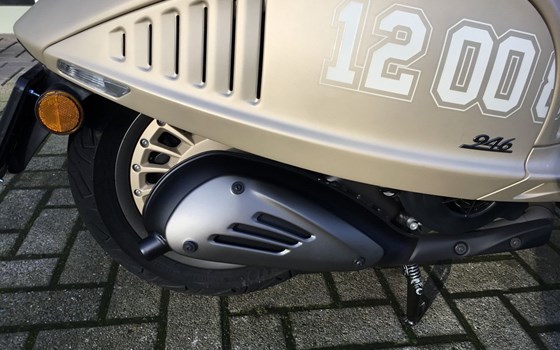 Gebrauchtmotorrad Vespa 946 Dragon - Bild 11