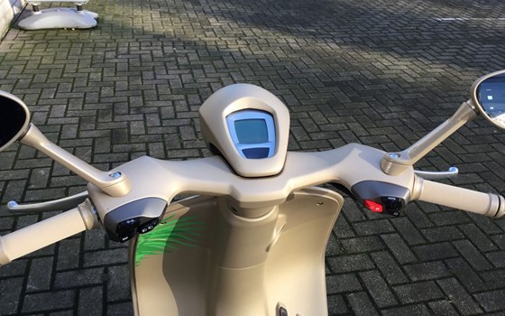 Gebrauchtmotorrad Vespa 946 Dragon - Bild 15