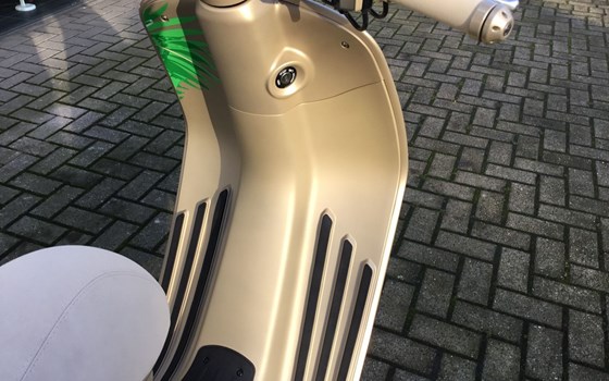 Gebrauchtmotorrad Vespa 946 Dragon - Bild 16