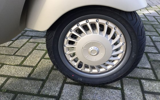 Gebrauchtmotorrad Vespa 946 Dragon - Bild 7