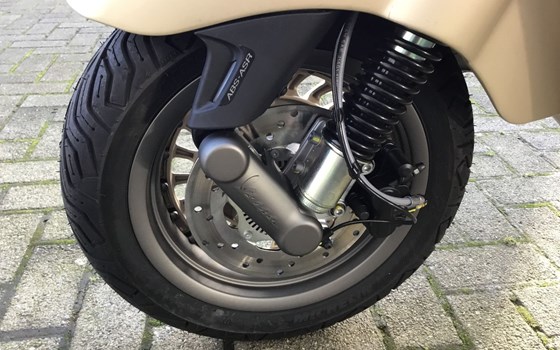 Gebrauchtmotorrad Vespa 946 Dragon - Bild 8