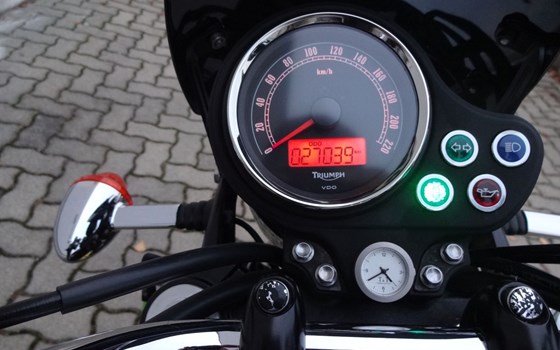 Gebrauchtmotorrad Triumph Bonneville T100 Black - Bild 8 Gebrauchtmotorrad Triumph Bonneville T100 Black - Bild 8
