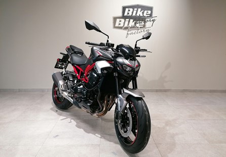Kawasaki Z900 (RD1 Grau Silber Rot)
