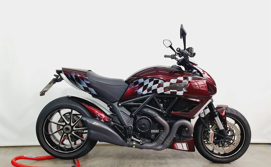 Angebot Ducati Diavel Carbon Bild 1: Angebot Ducati Diavel Carbon