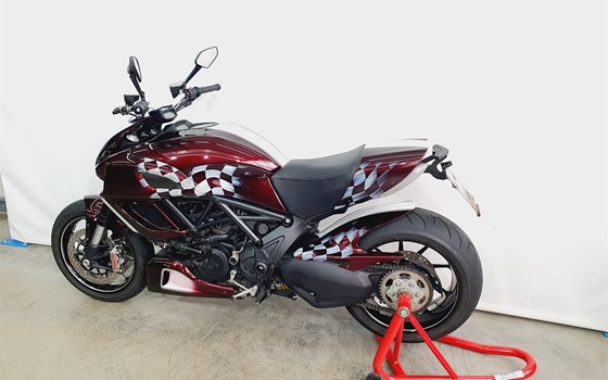 Gebrauchtmotorrad Ducati Diavel Carbon - Bild 8