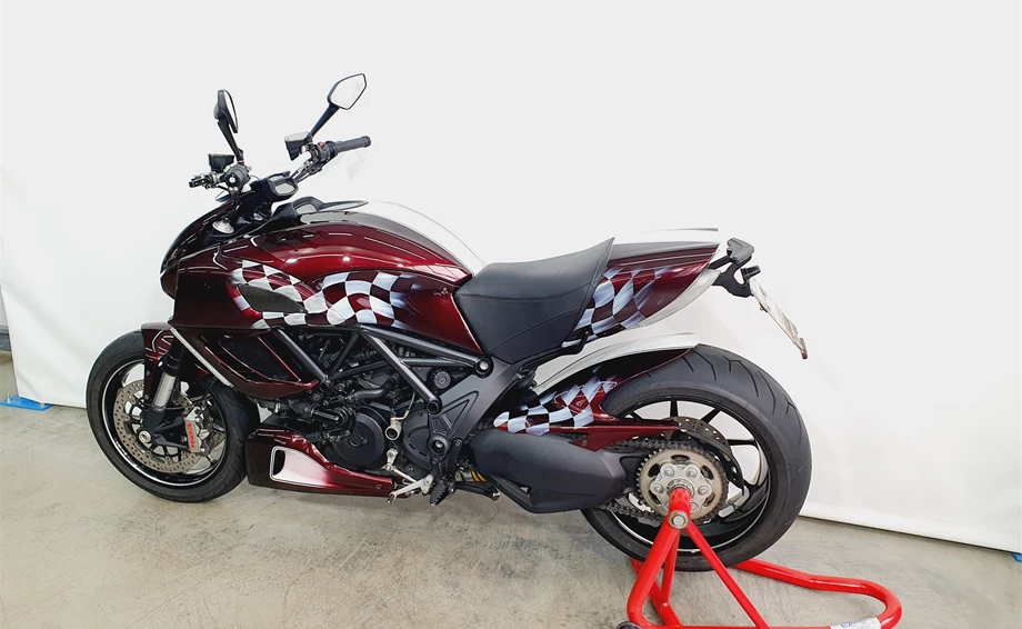 Angebot Ducati Diavel Carbon Bild 8: Angebot Ducati Diavel Carbon