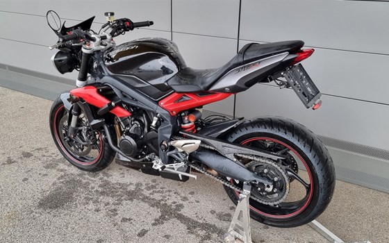 Gebrauchtmotorrad Triumph Street Triple 675 R - Bild 6 Gebrauchtmotorrad Triumph Street Triple 675 R - Bild 6