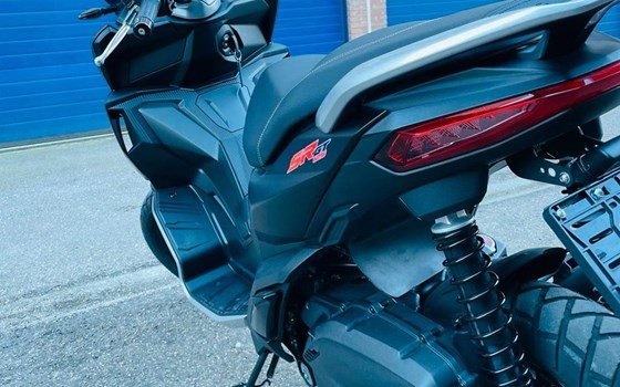 Gebrauchtmotorrad Aprilia SR GT 125 - Bild 4 Gebrauchtmotorrad Aprilia SR GT 125 - Bild 4