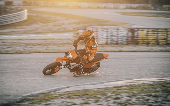 Neufahrzeug KTM 390 SMC R - Bild 10