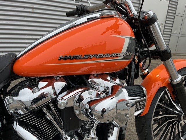 Harley-Davidson Softail Breakout FXBR (Baja Orange) - Bild 3