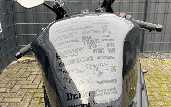 Gebrauchtmotorrad Triumph Speed Triple 1200 RR James Bond Edition - Bild 2