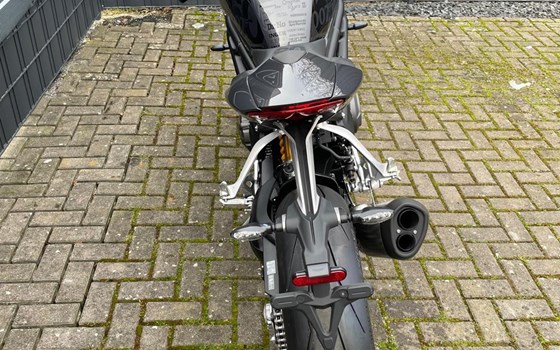 Gebrauchtmotorrad Triumph Speed Triple 1200 RR James Bond Edition - Bild 4