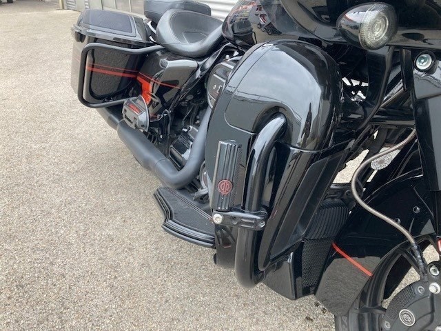 Harley-Davidson CVO Road Glide FLTRXSE (Black Earth/Vivid Black) - Bild 6