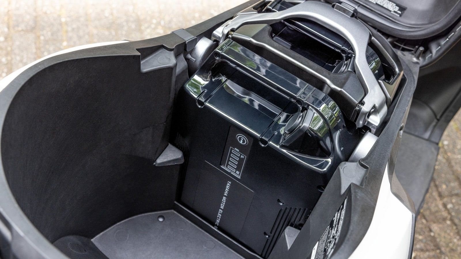 Yamaha NEO's Dual Battery