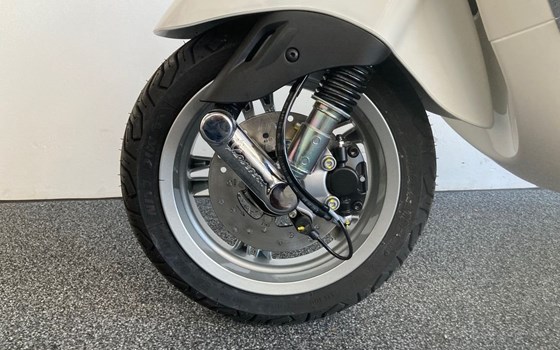 Neufahrzeug Vespa Primavera 50 - Bild 7 Neufahrzeug Vespa Primavera 50 - Bild 7