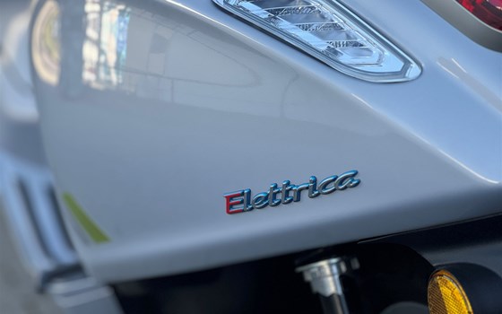 Neufahrzeug Vespa Elettrica 70 km/h - Bild 6