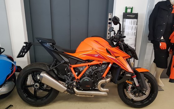 Gebrauchtmotorrad KTM 1390 Super Duke R - Bild 1 Gebrauchtmotorrad KTM 1390 Super Duke R - Bild 1