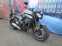 Gebrauchtmotorrad Triumph Street Triple 675 R