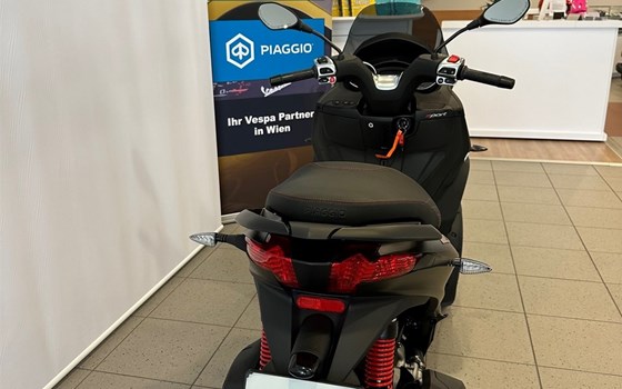 Gebrauchtmotorrad Piaggio MP3 300 Sport - Bild 3 Gebrauchtmotorrad Piaggio MP3 300 Sport - Bild 3