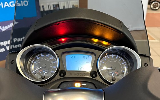 Gebrauchtmotorrad Piaggio MP3 300 Sport - Bild 4 Gebrauchtmotorrad Piaggio MP3 300 Sport - Bild 4