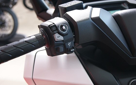 Neufahrzeug Honda Forza 350 - Bild 9 Neufahrzeug Honda Forza 350 - Bild 9