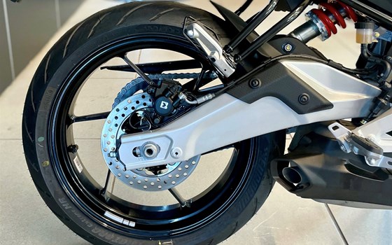 Neufahrzeug Aprilia Tuono 457 - Bild 10