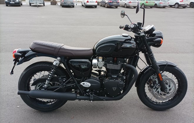 Triumph Bonneville T120 Black