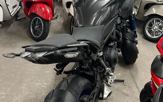 Gebrauchtmotorrad Yamaha Niken - Bild 3