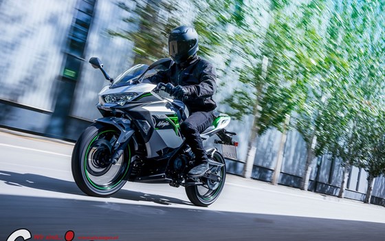 Neufahrzeug Kawasaki Ninja e-1 - Bild 2 Neufahrzeug Kawasaki Ninja e-1 - Bild 2