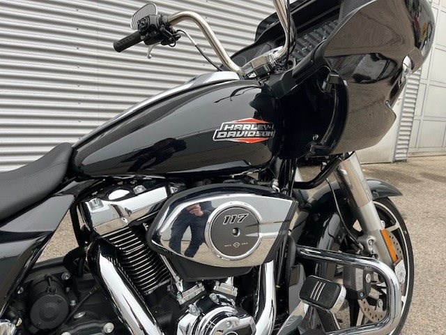Harley-Davidson Road Glide FLTRX (Vivid Black/Chrome Finish) - Bild 3