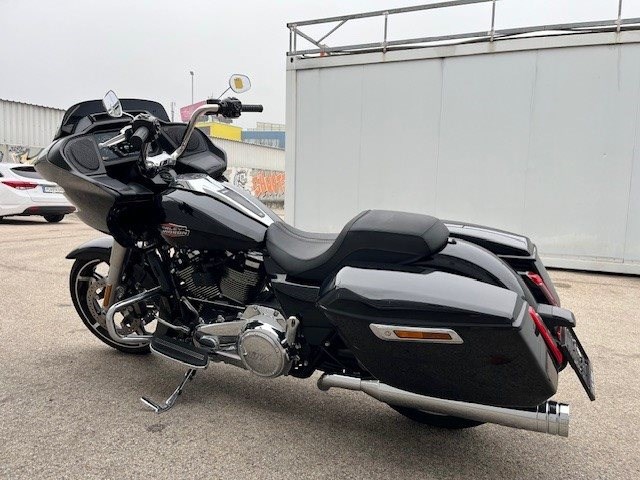 Harley-Davidson Road Glide FLTRX (Vivid Black/Chrome Finish) - Bild 9