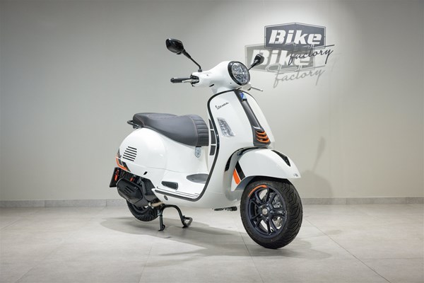 Vespa GTS 125 Super Sport (Bianco Innocente) - Bild 2