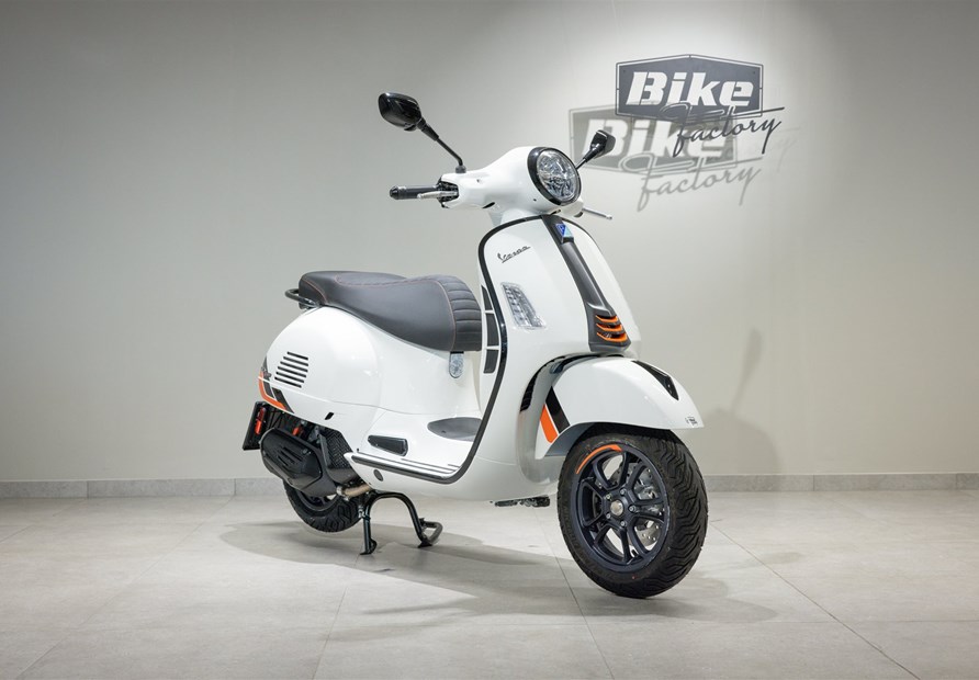 Vespa GTS 125 Super Sport (Bianco Innocente)