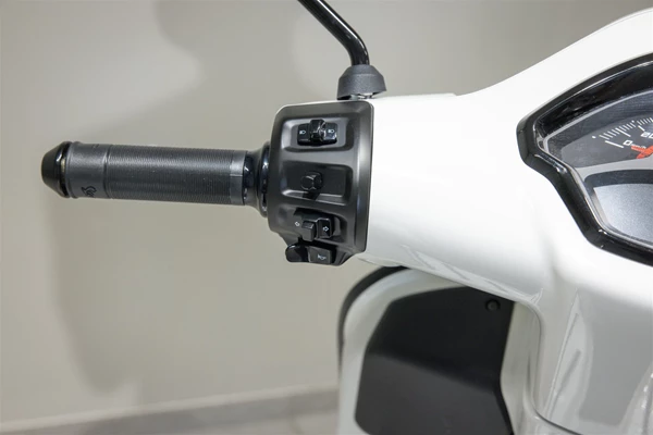 Vespa GTS 125 Super Sport (Bianco Innocente) - Bild 8