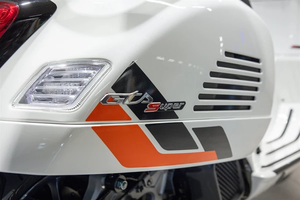 Vespa GTS 125 Super Sport (Bianco Innocente) - Bild 5