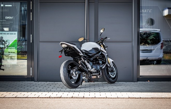 Suzuki GSR 750