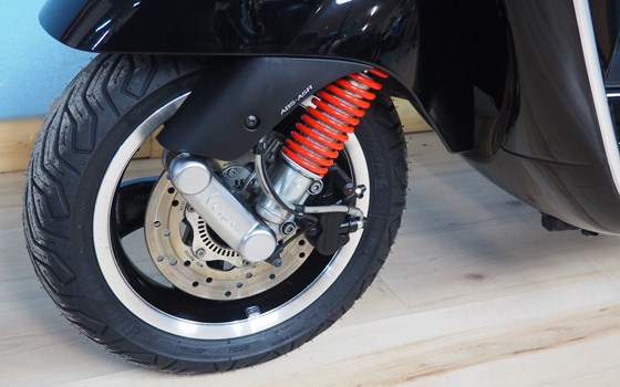 Gebrauchtmotorrad Vespa GTS 300 i.e. Super - Bild 11 Gebrauchtmotorrad Vespa GTS 300 i.e. Super - Bild 11