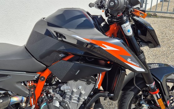 Gebrauchtmotorrad KTM 890 Duke R - Bild 6 Gebrauchtmotorrad KTM 890 Duke R - Bild 6