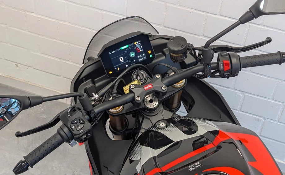 Angebot Aprilia Tuono V4 1100 Factory Bild 5: Angebot Aprilia Tuono V4 1100 Factory